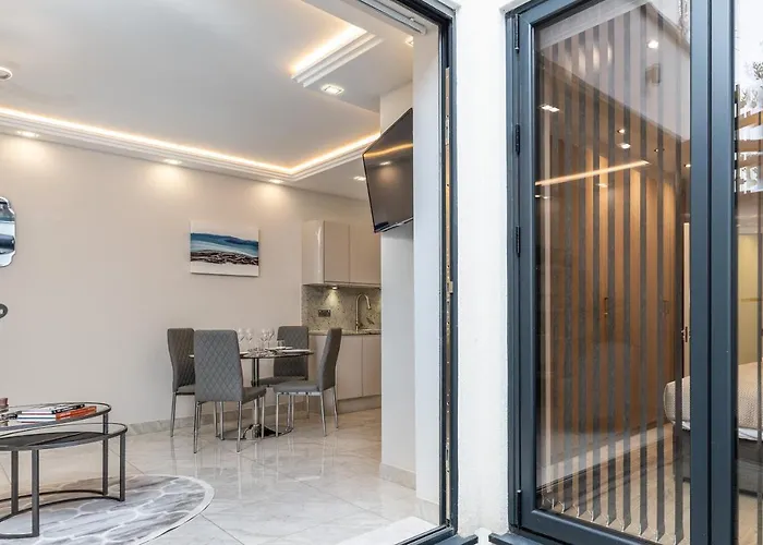 Luxurious 2 King-Size Bed Flat With Patio