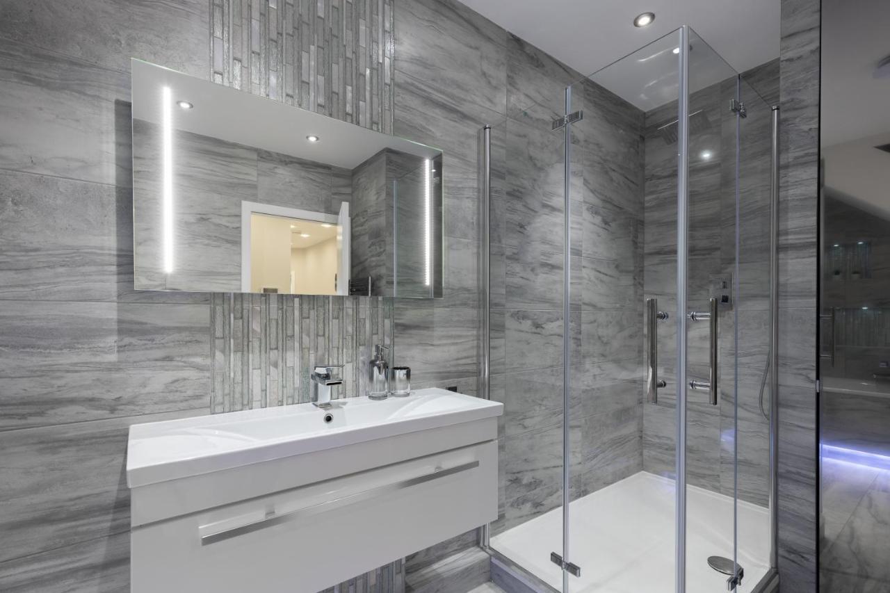 Luxurious 2 King-size Bed Flat With Patio Apartment