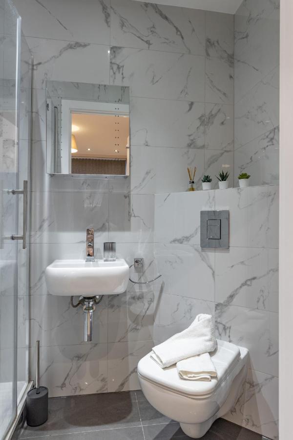 Luxurious 2 King-size Bed Flat With Patio Apartment *